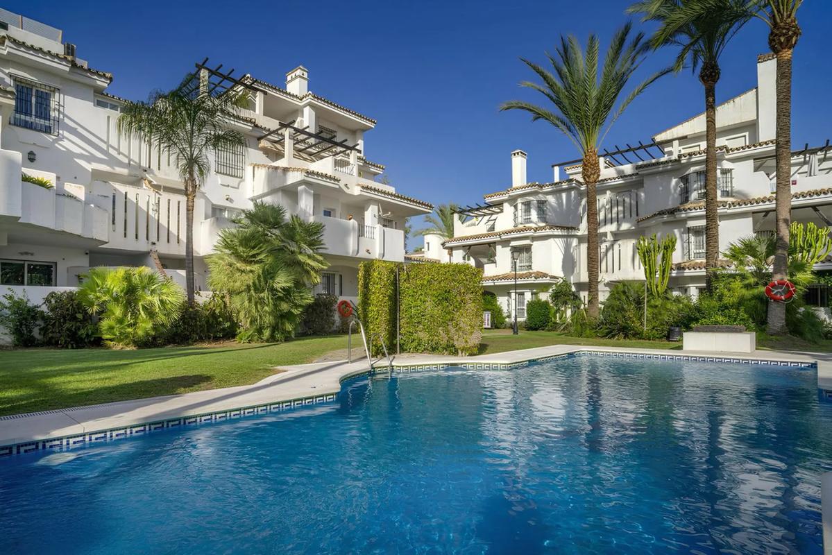 Venta de piso en Urbanización Los Naranjos de Marbella, Marbella
photo 1