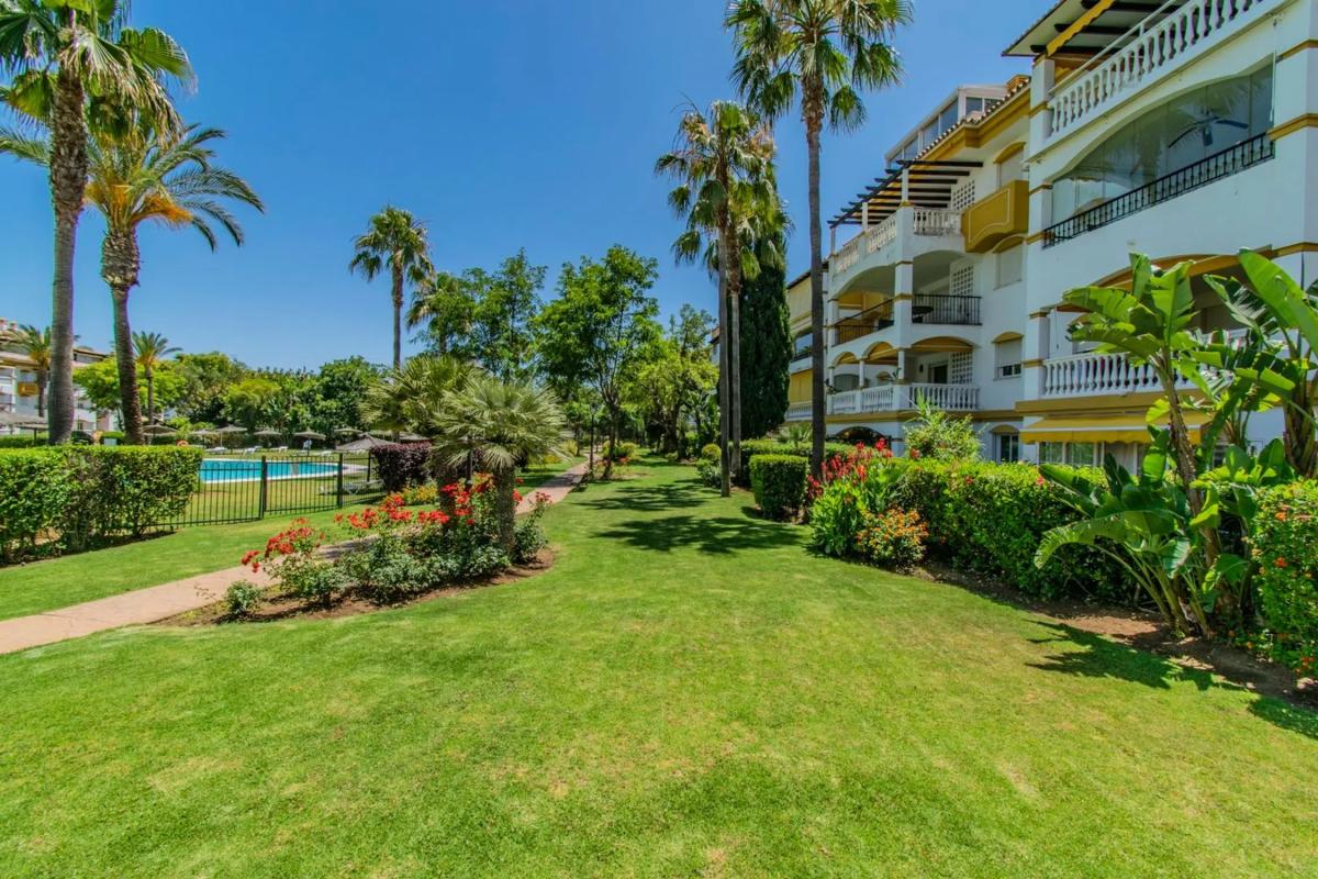 Sale of apartment in Barrio La Dama de Noche-La Alzambra, Marbella
photo 1
