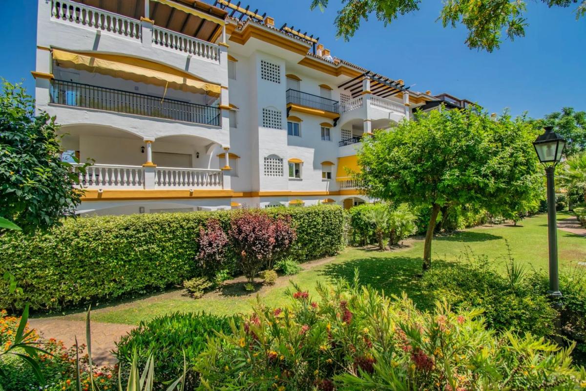 Sale of apartment in Barrio La Dama de Noche-La Alzambra, Marbella
photo 2