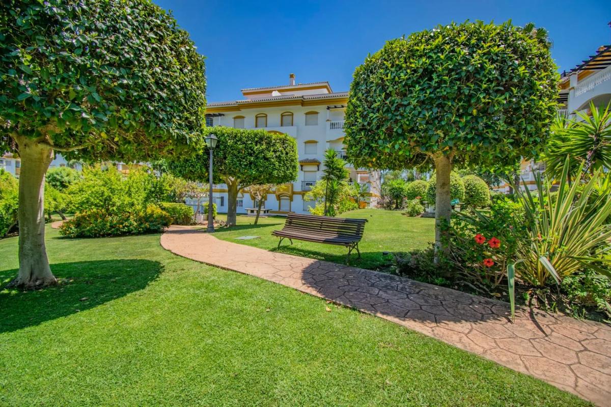 Sale of apartment in Barrio La Dama de Noche-La Alzambra, Marbella
photo 4