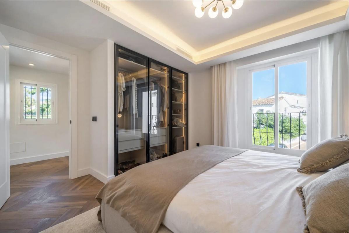 Venta de chalet adosado en Barrio La Dama de Noche-La Alzambra , Marbella photo 1