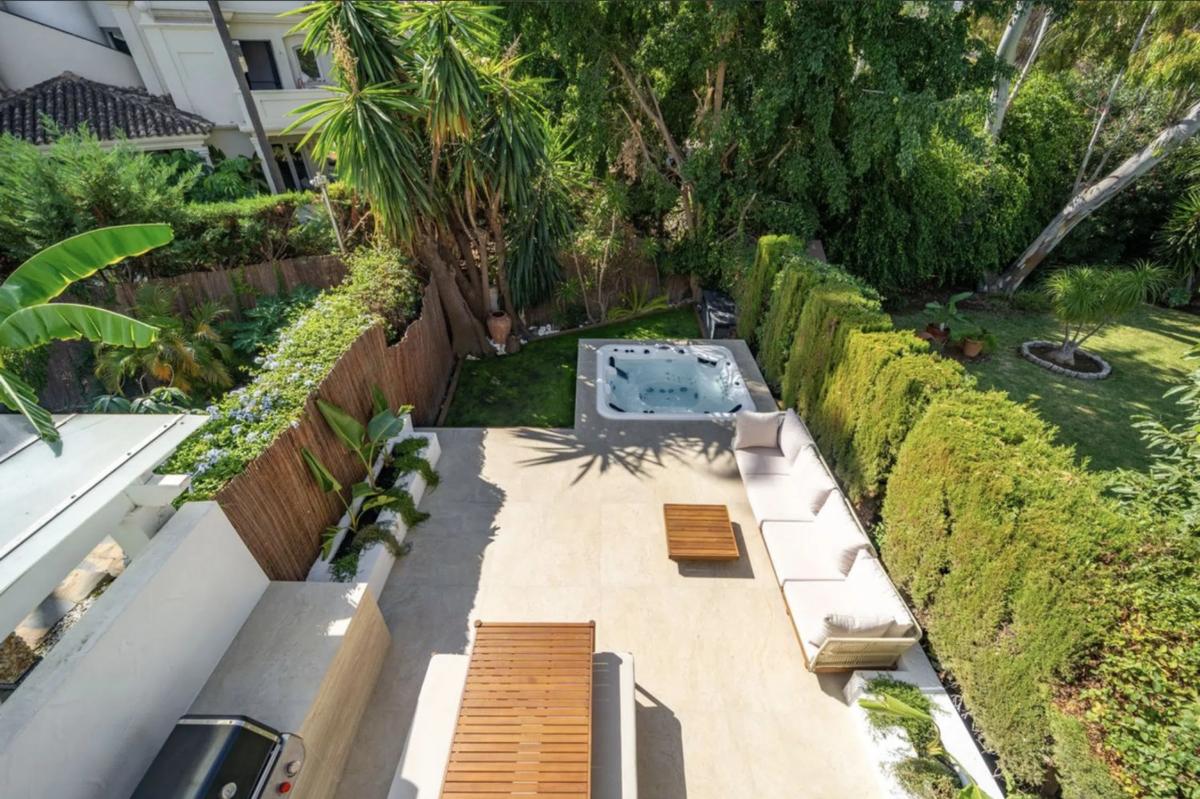 Venta de chalet adosado en Barrio La Dama de Noche-La Alzambra , Marbella photo 3