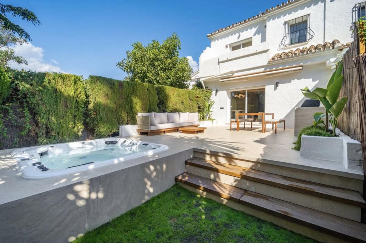 Venta de chalet adosado en Barrio La Dama de Noche-La Alzambra , Marbella photo 4