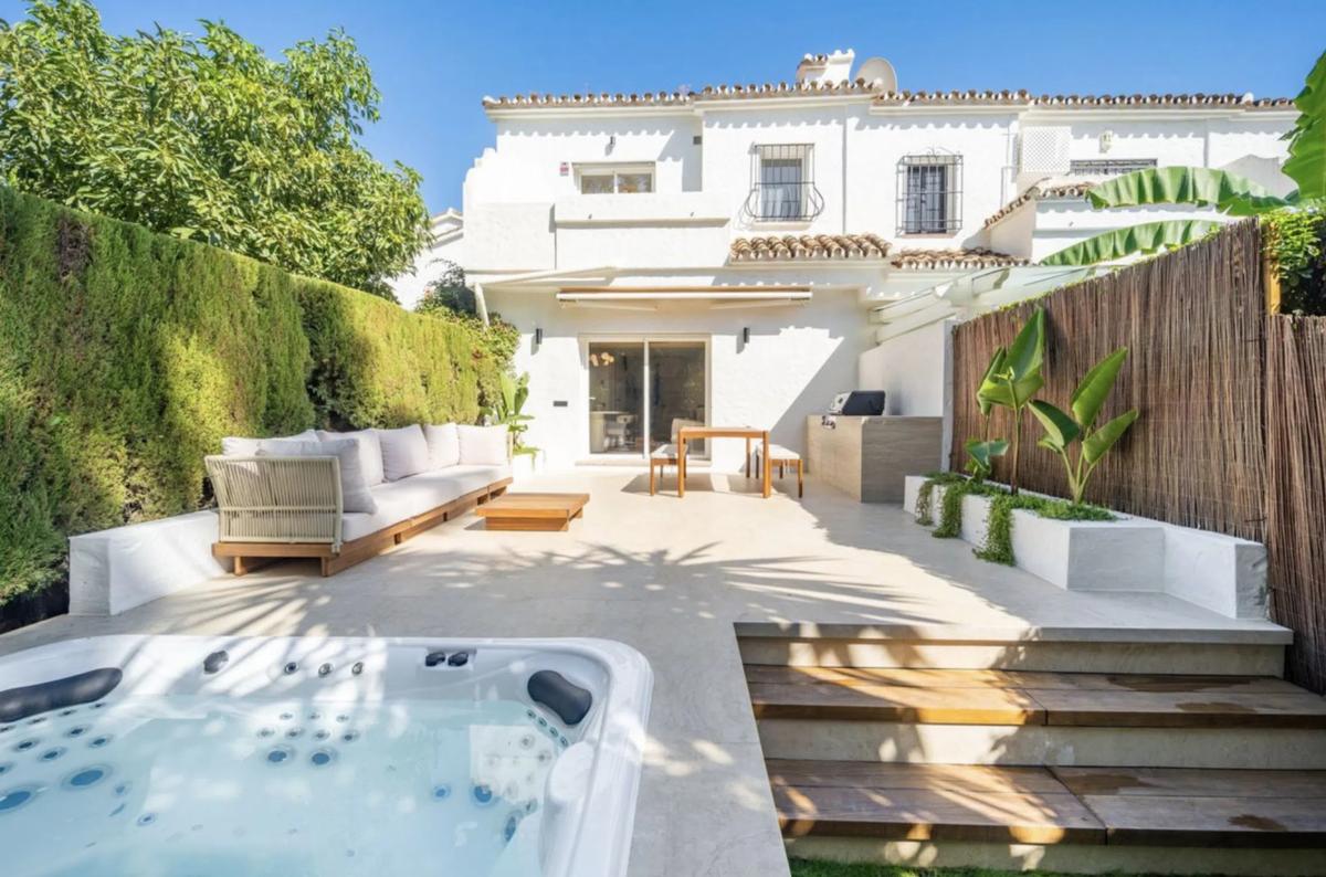 Venta de chalet adosado en Barrio La Dama de Noche-La Alzambra , Marbella photo 5
