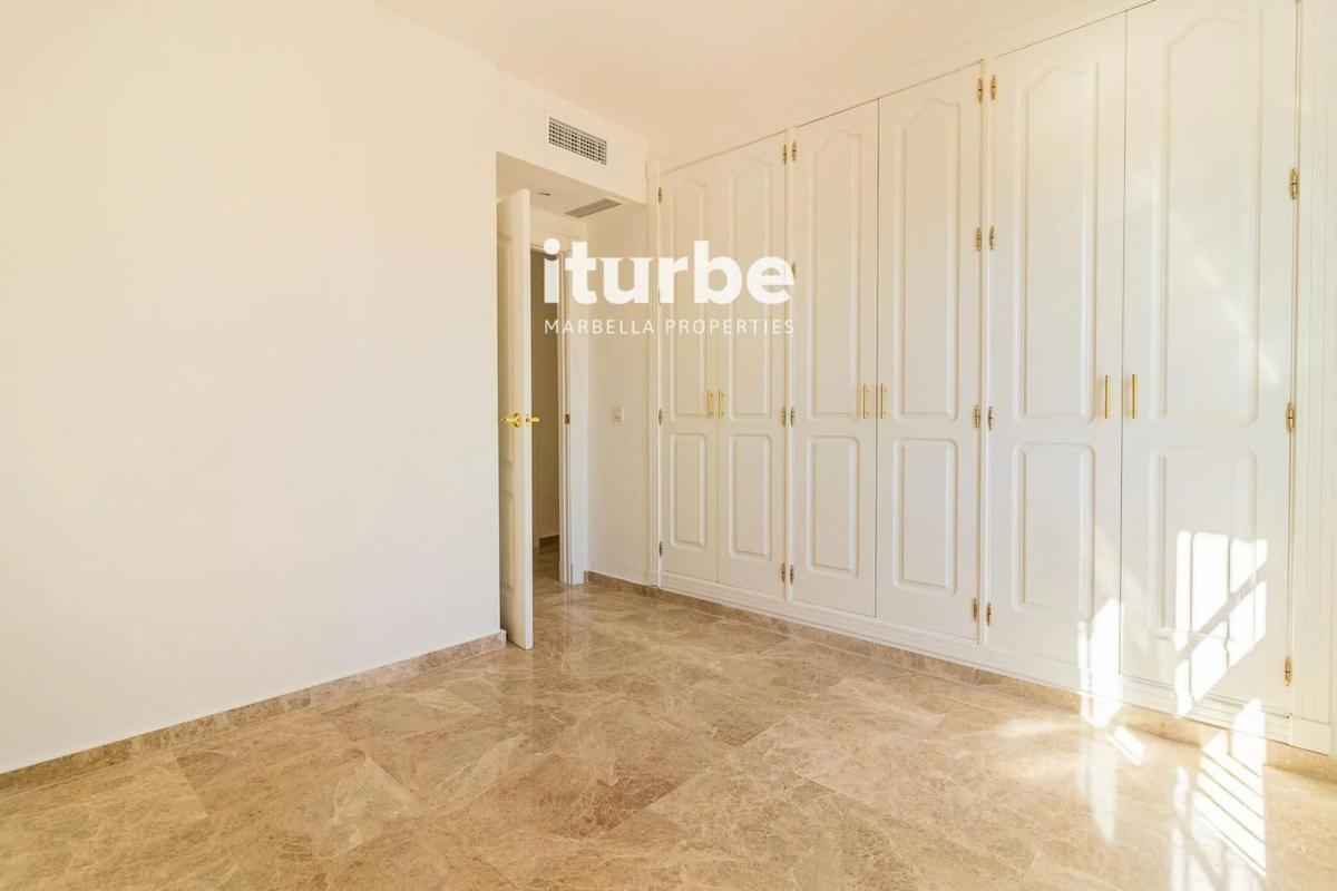 Venta de ático en Barrio La Dama de Noche-La Alzambra, Marbella photo 5