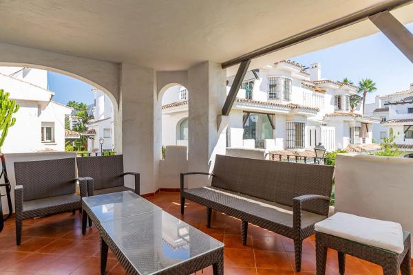 Chalet adosado en venta en  Urbanización Los Naranjos de Marbella, 37 , Marbella photo 1