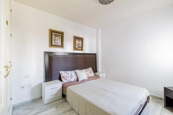 Chalet adosado en venta en  Urbanización Los Naranjos de Marbella, 37 , Marbella photo 2