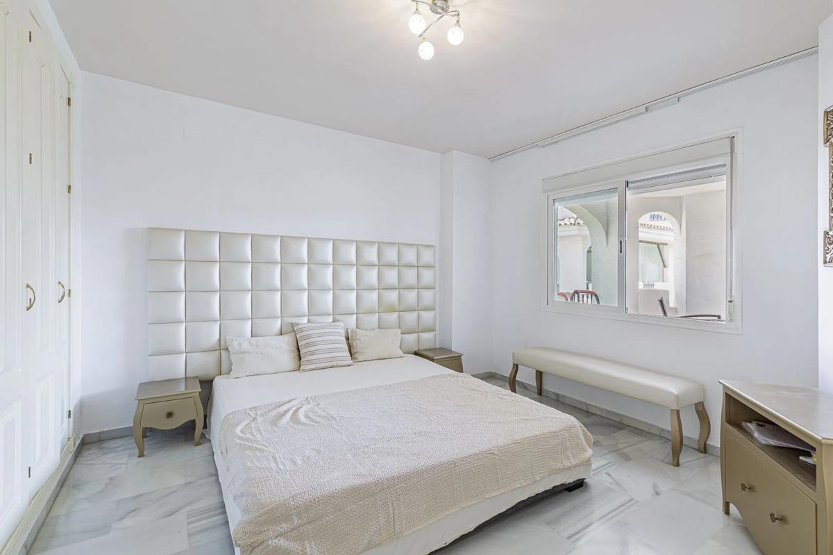 Venta de chalet adosado en  Urbanización Los Naranjos de Marbella, 37 , Marbella photo 5