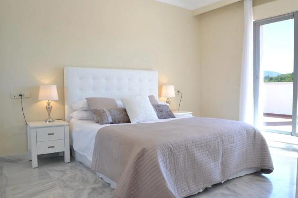 Ático en venta en Urbanización Atalaya Río Verde, 109, Marbella thumbnail 2