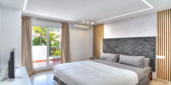 Chalet adosado en venta en  Barrio La Dama de Noche-La Alzambra , Marbella photo 3