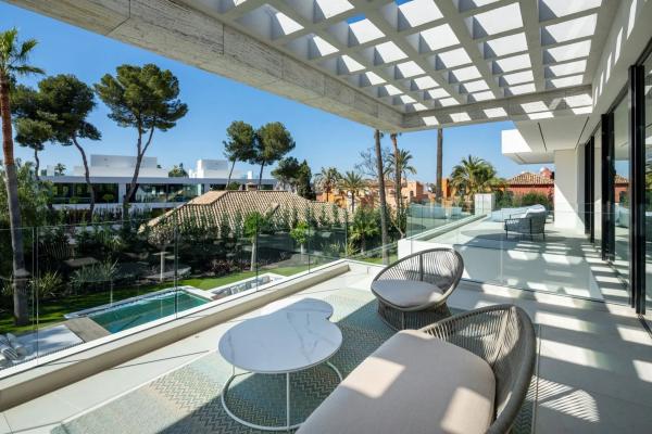 Chalet independiente en venta en Calle Alonso Cano, Marbella
thumbnail 3
