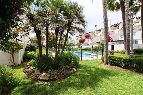 Chalet adosado en venta en  Urbanización Los Naranjos de Marbella , Marbella photo 1