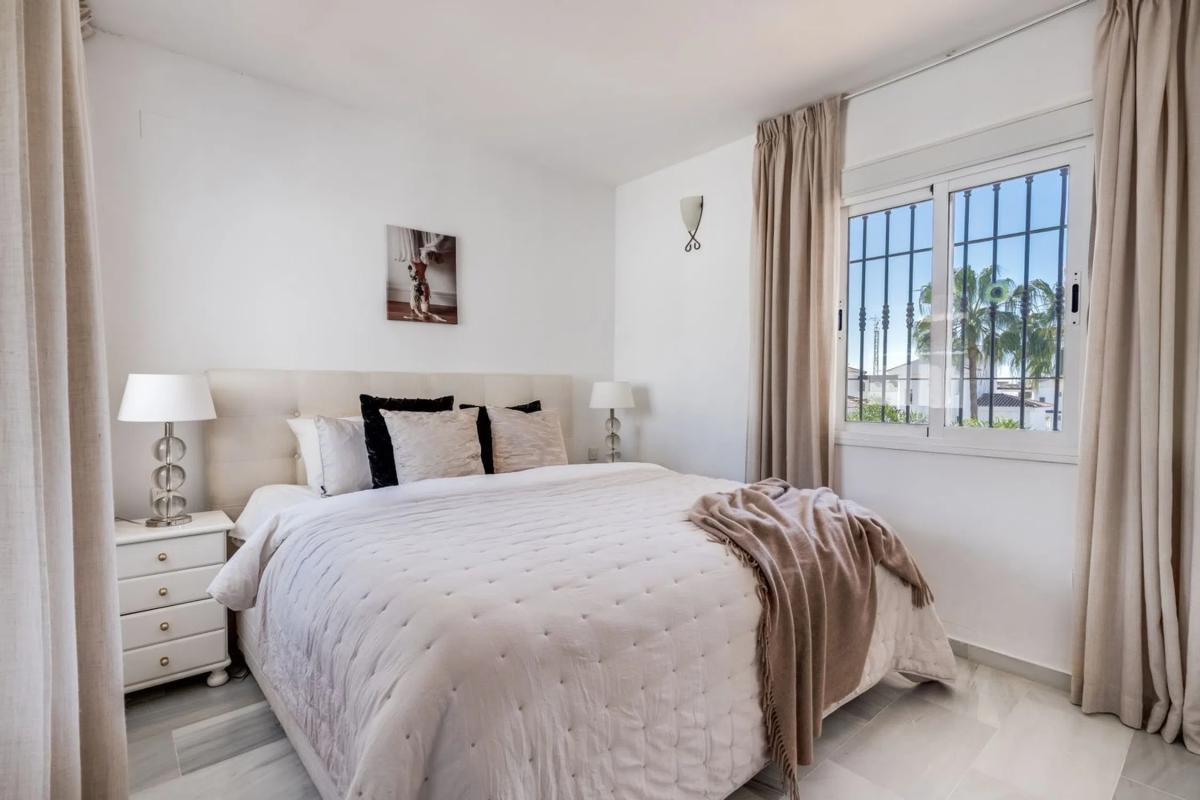 Продажа дуплекса на Urbanización Los Naranjos de Marbella, 28 -22, Марбелла photo 2