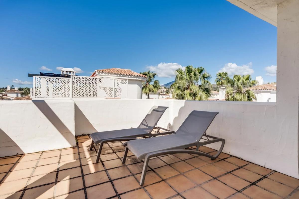 Продажа дуплекса на Urbanización Los Naranjos de Marbella, 28 -22, Марбелла photo 3