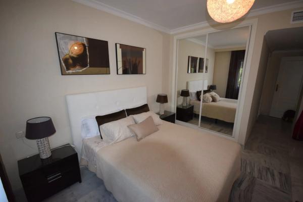 Venta de piso en Avenida Príncipe Salman, 1, Marbella
 photo 1