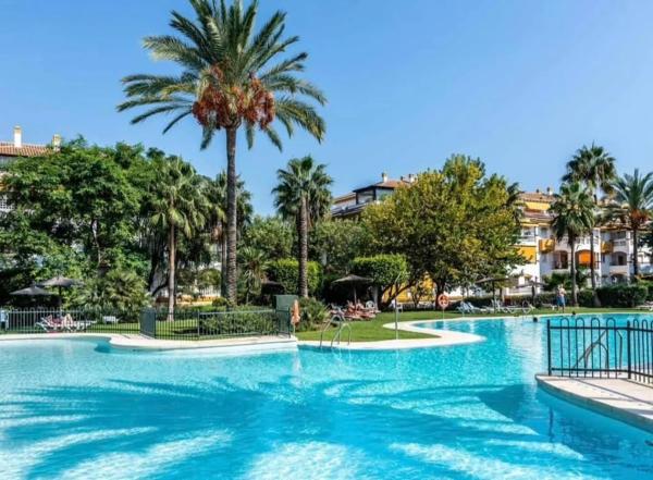 Ático en venta en Calle av principe salman s/n, Marbella thumbnail 1