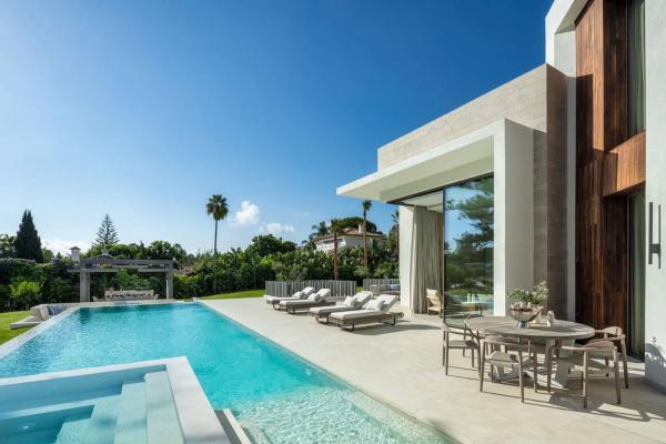 Chalet wolnostojący na sprzedaż w  Calle 06D Nva Andaluc, Marbella photo 1