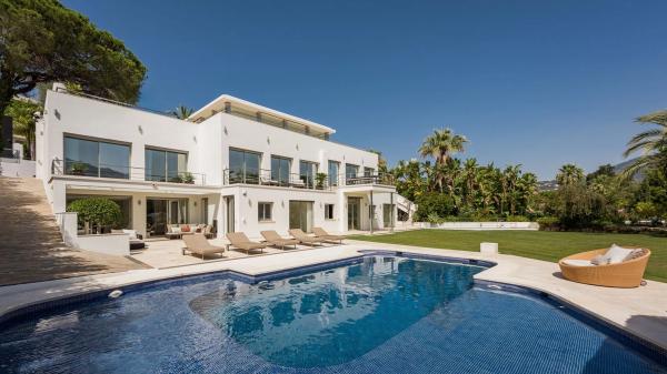 Chalet wolnostojący na sprzedaż w  Barrio Las Brisas, Marbella photo 1