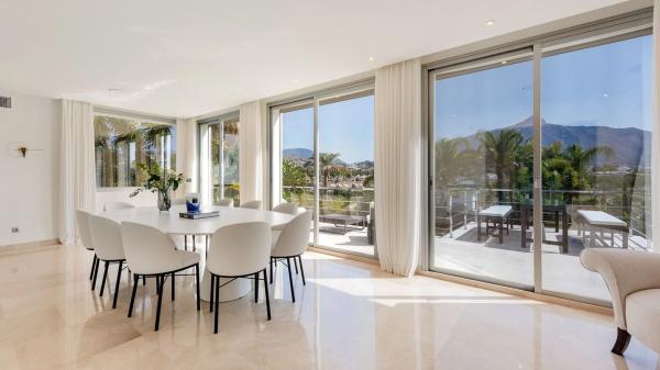Chalet wolnostojący na sprzedaż w  Barrio Las Brisas, Marbella photo 2