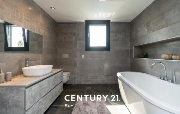 Chalet wolnostojący na sprzedaż w  Calle Bruselas 32-D, Marbella photo 1