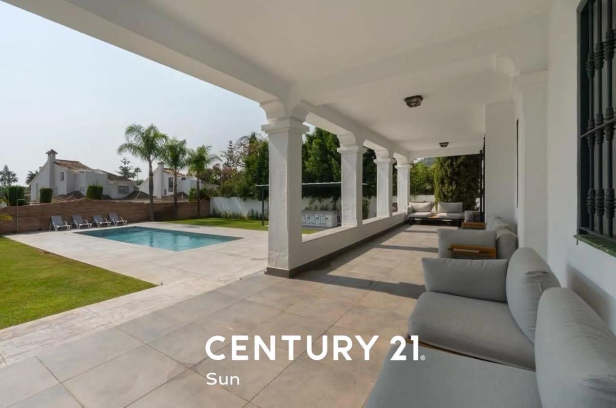 Sprzedaż niezależnego domku jednorodzinnego w  Calle Bruselas 32-D, Marbella photo 2