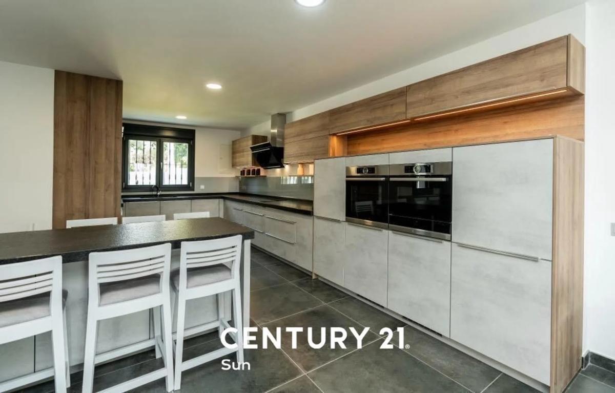 Sprzedaż niezależnego domku jednorodzinnego w  Calle Bruselas 32-D, Marbella photo 4