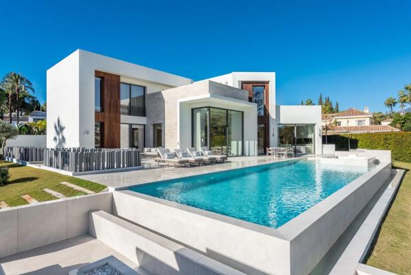 Chalet wolnostojący na sprzedaż w  Calle 06D Nva Andaluc, 32 C, Marbella photo 1