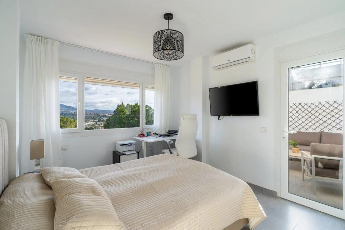 Duplex sale in Barrio Las Brisas, Marbella photo 5