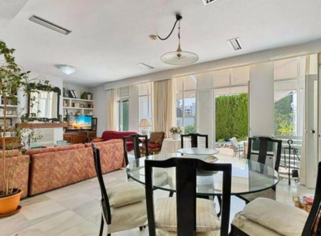Sale of independent chalet in Calle Arcadia, Marbella
photo 1
