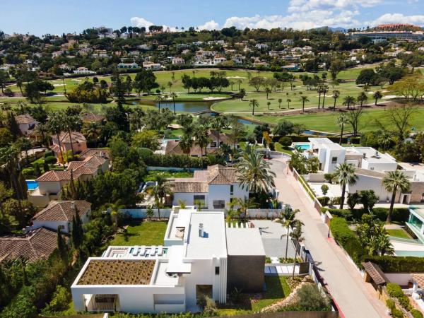 Chalet independiente en venta en Barrio Las Brisas, Marbella
photo 1