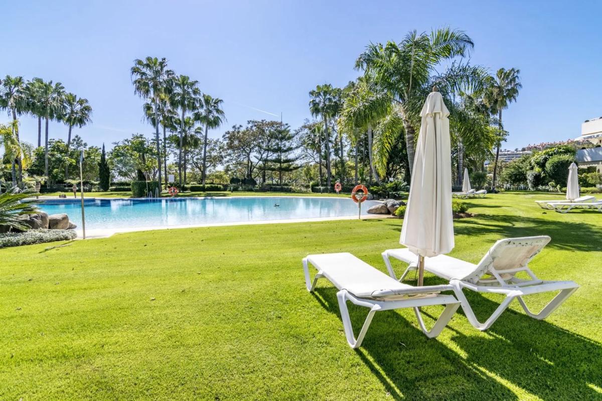 Sale of apartment in Barrio Las Brisas, Marbella
 photo 5