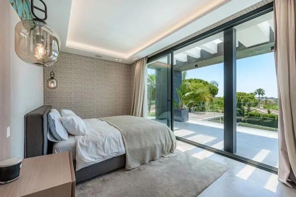 Chalet wolnostojący na sprzedaż w  Calle Liria, Marbella photo 3