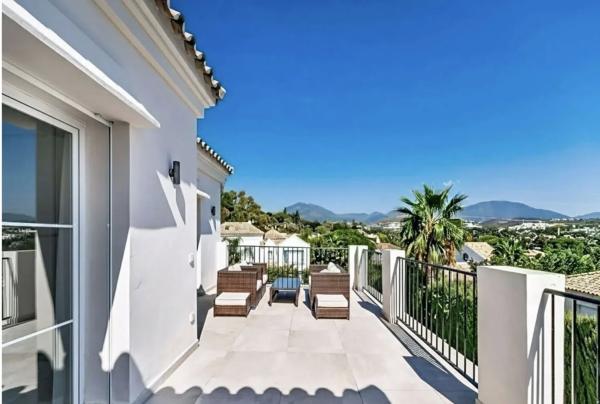 Chalet wolnostojący na sprzedaż w Barrio Las Brisas, Marbella thumbnail 2