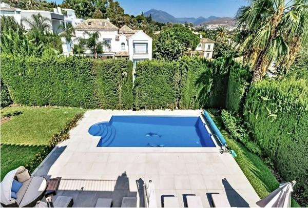 Chalet wolnostojący na sprzedaż w Barrio Las Brisas, Marbella thumbnail 3