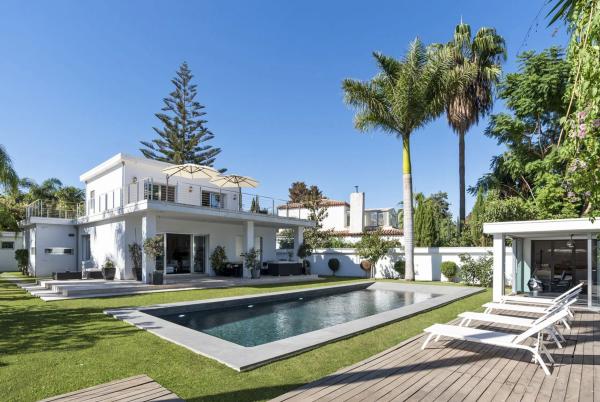 Chalet wolnostojący na sprzedaż w  Barrio Las Brisas, Marbella photo 1