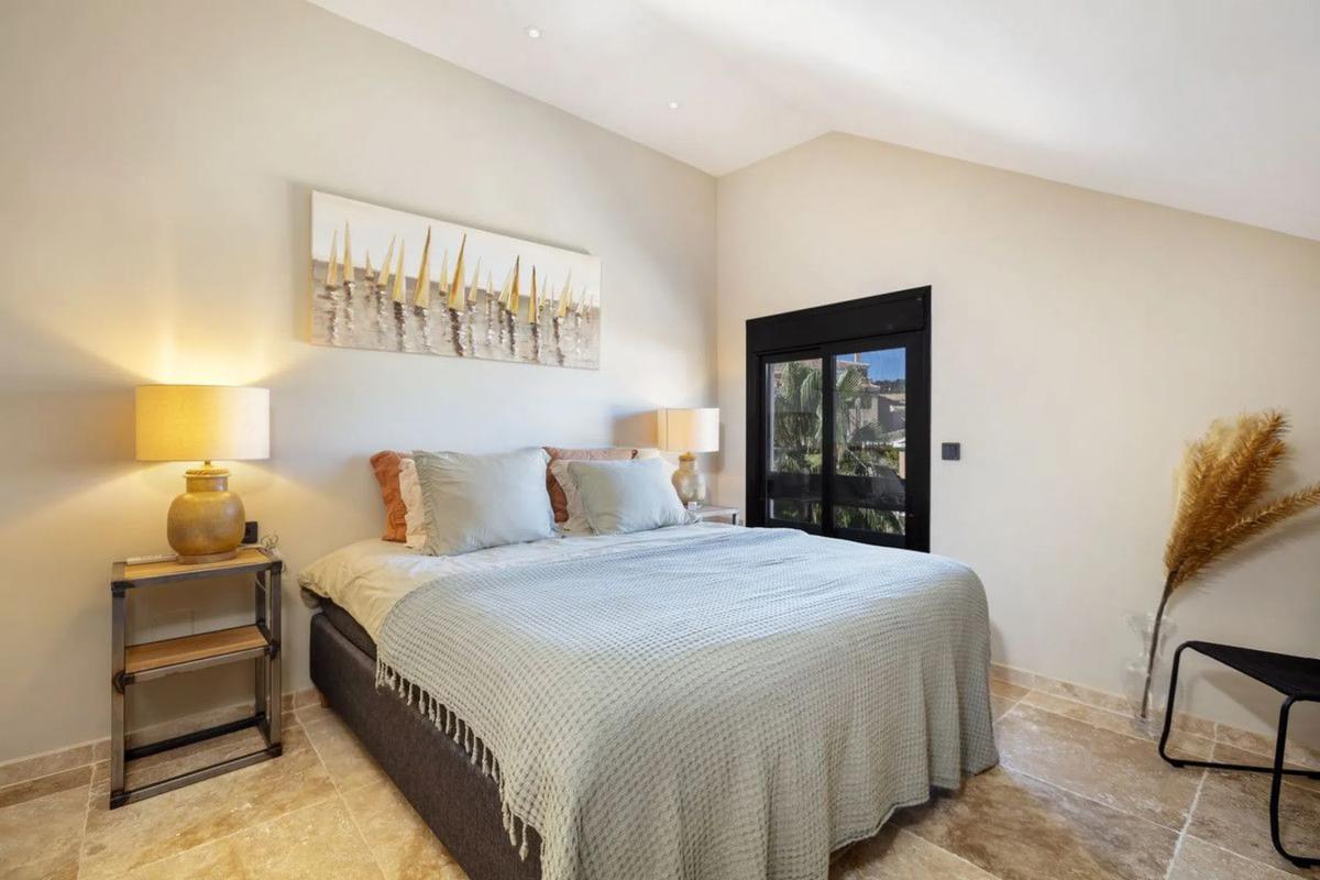 Duplex sale in Barrio Las Brisas, Marbella photo 4