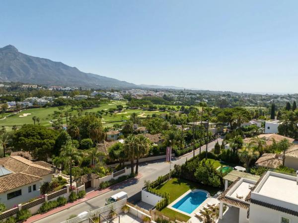 Chalet wolnostojący na sprzedaż w  Barrio Las Brisas, Marbella photo 4