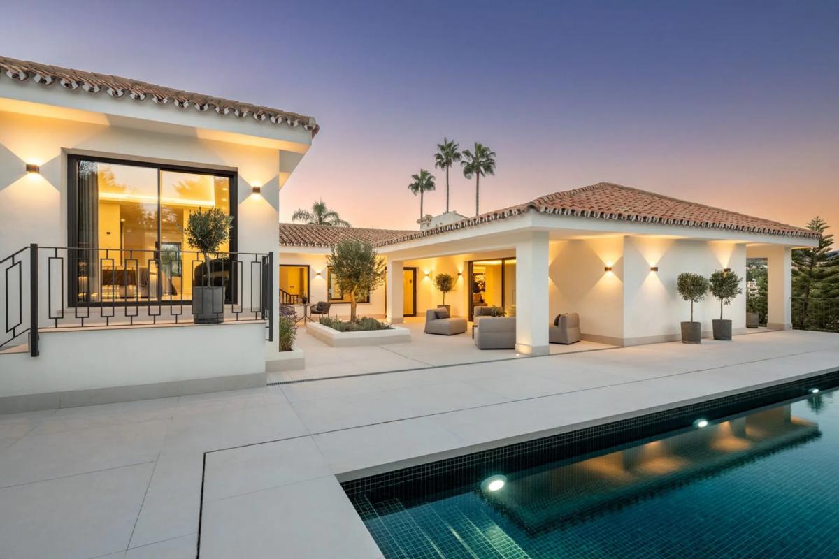 Sprzedaż niezależnego domku jednorodzinnego w Calle Alcazar 16-D, Marbella photo 2