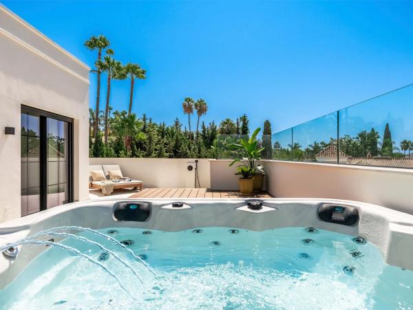 Chalet wolnostojący na sprzedaż w  Calle Milan 28-D, Marbella photo 2