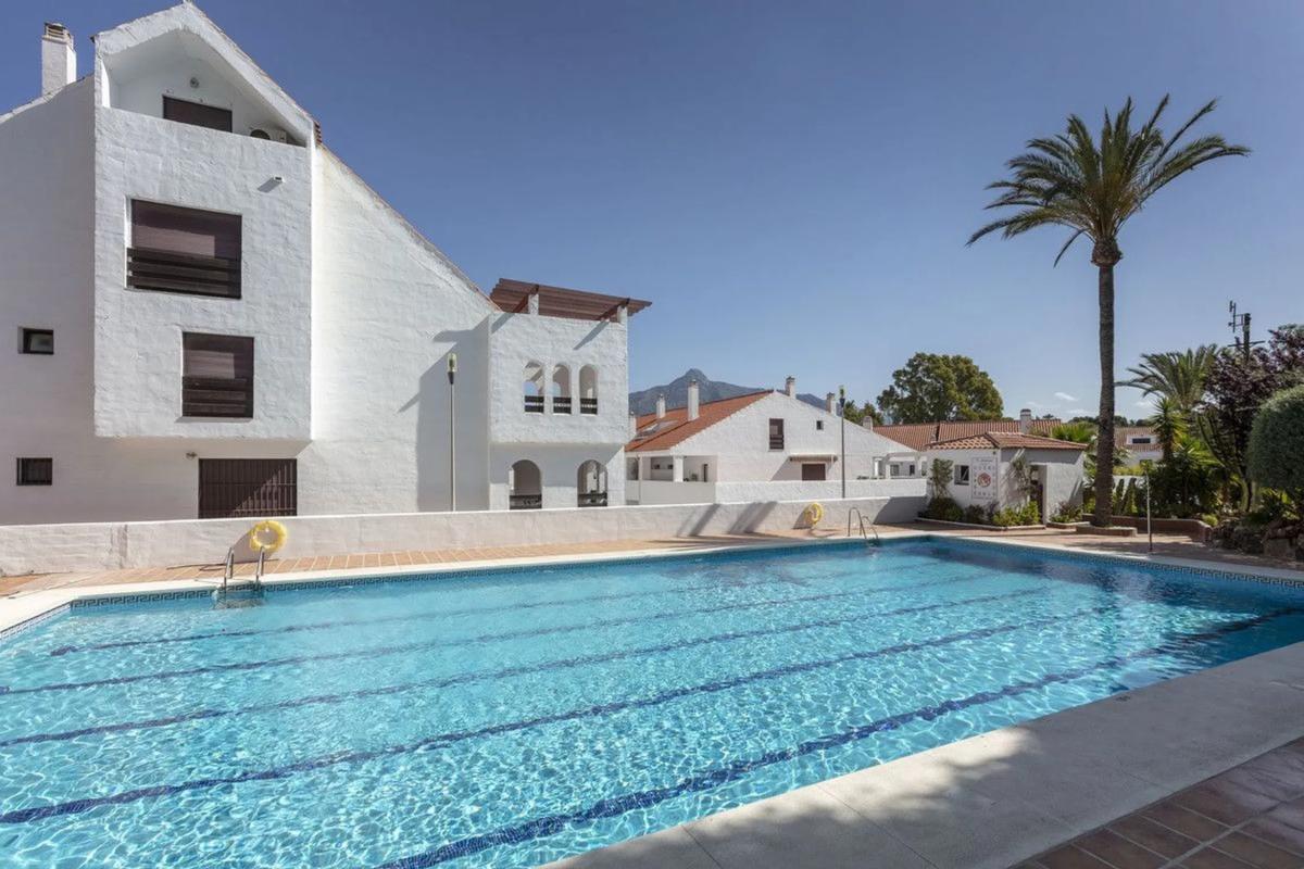 Sale of apartment in Barrio Las Brisas, Marbella
 photo 2