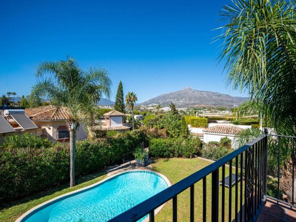 Chalet wolnostojący na sprzedaż w  Calle Yuste 13-D, Marbella photo 2