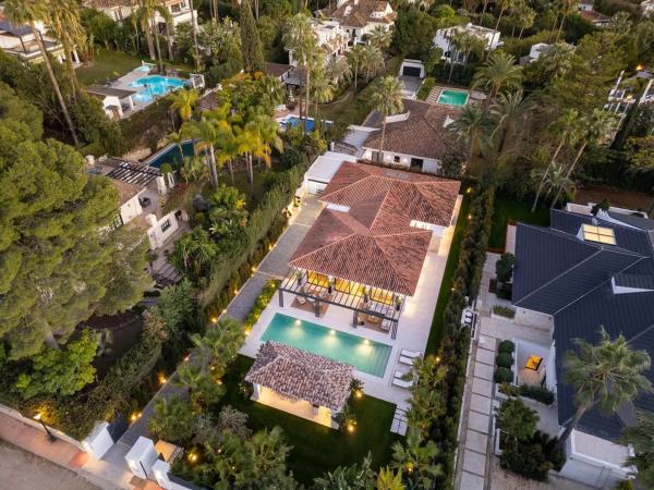 Chalet wolnostojący na sprzedaż w  Barrio Las Brisas, Marbella photo 1