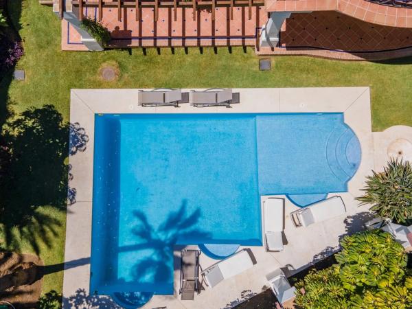 Chalet wolnostojący na sprzedaż w  Avenida Generalife, Marbella photo 2