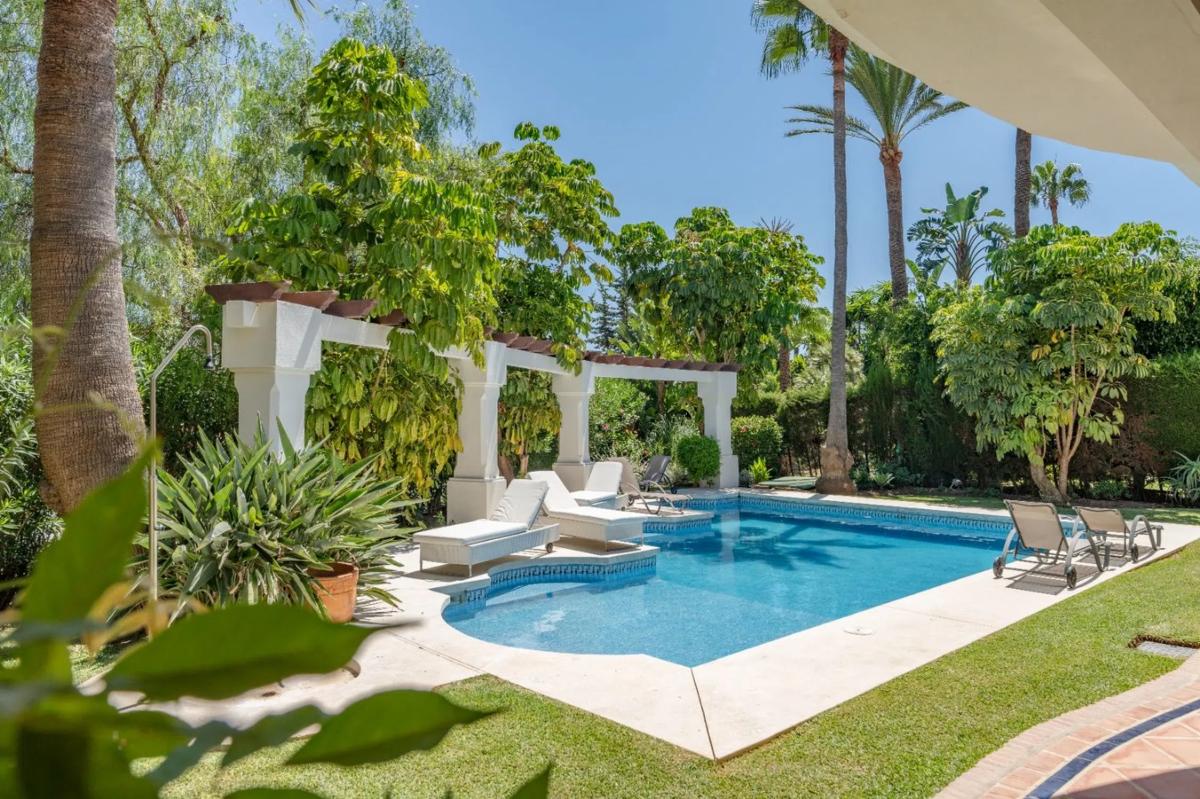 Sprzedaż niezależnego domku jednorodzinnego w Avenida Generalife, Marbella photo 3