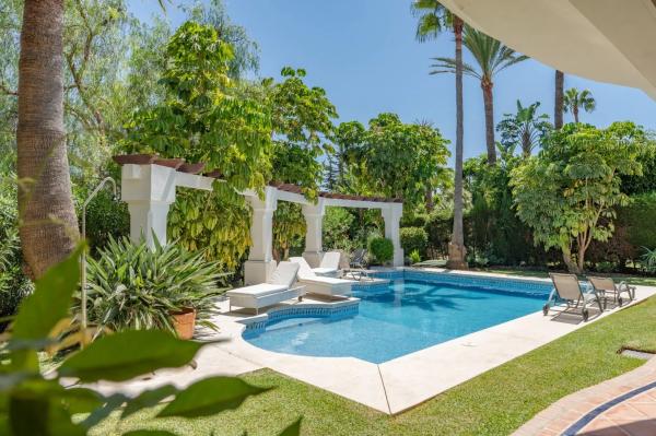 Chalet wolnostojący na sprzedaż w  Avenida Generalife, Marbella photo 3
