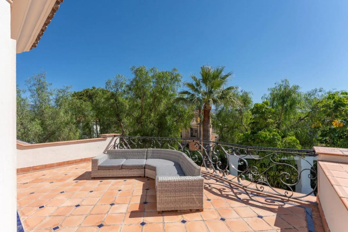 Sprzedaż niezależnego domku jednorodzinnego w Avenida Generalife, Marbella photo 4