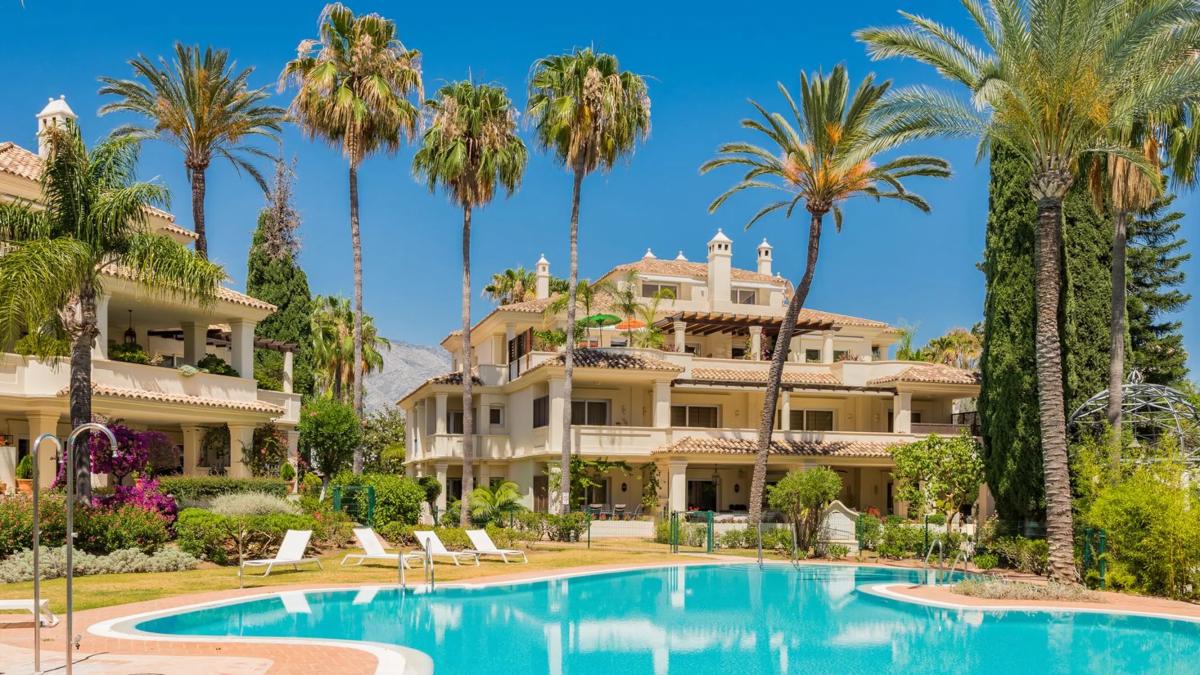 Duplex sale in Barrio Las Brisas, Marbella photo 2