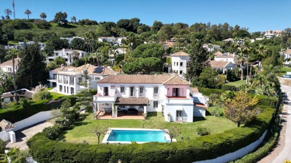 Chalet independiente en venta en Avenida Generalife, Marbella
 photo 1