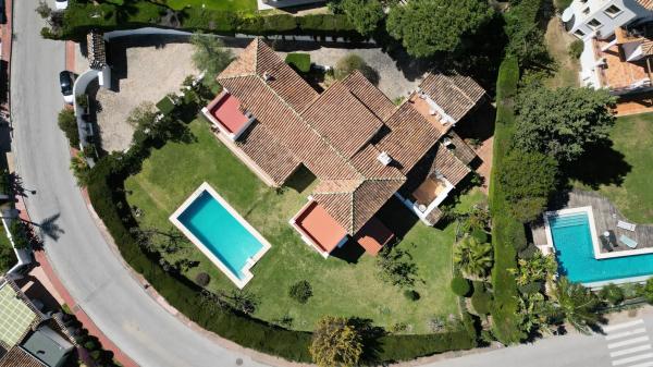 Chalet independiente en venta en Avenida Generalife, Marbella
 photo 2