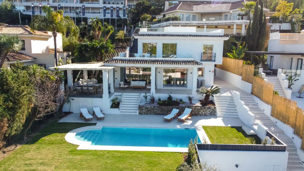 Продажа отдельного шале в Avenida Generalife, 27 -25, Марбелла photo 1